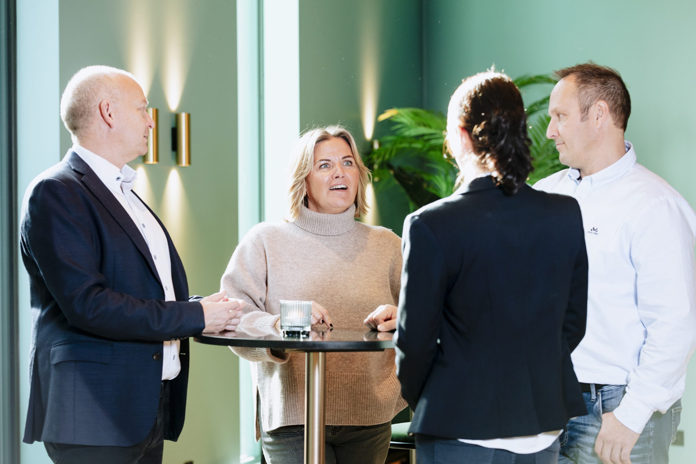 interimleder i møte med ledergruppe for å skape struktur og fremdrift