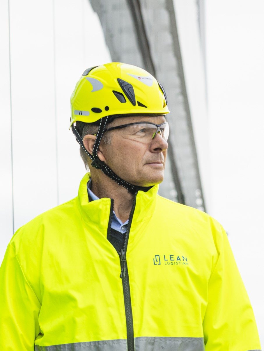 Mann på byggeplass med hjelm